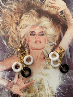 Black and White Hoop Dangles, Late 70s early 80s Disco Mod Swingy Earrings  Black and White plastic Hoops dangling from Goldtone chain -stylist and sassy pierced dangles  In excellent collected - like new- vintage condition - fresh earring backs  Arrives polished &  gifted nicely 🎀 www.MySoulRepair.com an Etsy shoppe 🌿 www.MySoulRepair.NYC  glamour jewelry & gifts  Curated by marta michaud 🌸 Disco Jewelry 70's, Disco Era Jewelry, 70s Earrings Disco, 60s Hoop Earrings, 70s Circle Earrings, Jewelry Goals, 80s Disco, Glamour Jewelry, Earring Backs