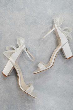 Conoce la nueva y deslumbrante colección de zapatos de novia de Bella Belle : Fiancee Bodas White Lace Heels, Heel Stoppers, Lace Bridal Shoes, Stable Block, Bridal Shoes Low Heel, Wedge Wedding Shoes, Wedding Shoes Low Heel, Lace Wedges, Wedding Shoes Lace