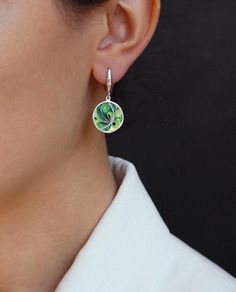 Boucles d'oreilles en argent sterling 100 % faites main, recouvertes d'émail cloisonné à chaud. Le cloisonné est une technique ancienne permettant de décorer des objets en métal avec un matériau coloré maintenu en place ou séparé par des bandes ou du fil de métal, généralement en or ou en argent. Ce processus est assez laborieux, car tous les détails nécessitent un traitement manuel. L'émail cloisonné géorgien compte plus de 1 200 ans d'histoire. Nos pendentifs, boucles d'oreilles et broches fai Sterling Silver Earrings Handmade, Cloisonne Earrings, Silver Earrings Handmade, Cloisonne Enamel, Jewelry Tools, Metal Clay, Earrings Dangle, Handmade Sterling Silver, Handmade Pendants