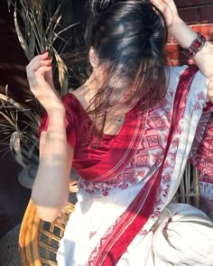 🕊️🇦⃕͢ʙͥɪͣᴋͫᴀ𐎭❥┼🕊️ Bengali Culture, Bengali Saree, Sharara Designs, Blur Photography, Simple Saree Designs, Actress Hairstyles, फोटोग्राफी 101, Traditional Photo, Saree Poses