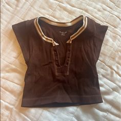 Urban Outfitters Baby Tee. Size Xs/S Basically Brand New Never Worn Mint Green Sweater, Brown Crop Top, Brown Babies, Wrap Crop Tops, Sweater Crop, Small Crop Tops, Urban Outfitters Tops, Green Sweater, Baby Tee