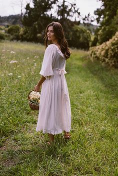 Soft Feminine Outfits Aesthetic, Feminine Outfits Aesthetic, Kara Thoms, Cottagecore Spring, Style Roots, Soft Feminine Outfits, Head Turning Dress, Fairy Photoshoot, Feminine Outfits