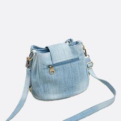 Bring a nice touch of elegance and modernity to your outfits with this very practical denim bucket bag with its numerous storage spaces.

 The interior is divided into three fully zipped compartments to organize your belongings, making it a very functional women's bag.


 You have two removable shoulder straps, also in denim, to carry this bucket bag either on the shoulder or across the body. So, you have many possibilities to give the effect you want to the finish of your outfit depending on the type of wear you choose with this denim bucket bag.




 | THE BAG IN DETAILS

 Kind : bucket bag with shoulder strap 
Door : hand, shoulder, crossed
 Shoulder straps : removable
 Closing : press button
 Exterior : one zipped pocket
 Interior : three zipped compartments , two flat pockets
 Matter Denim Bucket Bag, Bucket Handbags, Navy Blue Color, Color Azul, Travel Bag, Bleu Marine, Travel Bags, Shoulder Straps, Bucket Bag