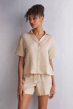 Shirt in pure linen that can be used either as a top with jeans or as a comfortable pajama top. Top With Jeans, Super Push Up, Promo Gifts, Comfortable Pajamas, Linen Cloth, Bustiers, Pajama Top, Linen Clothes, Pure Linen