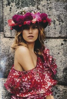 Trend notes: floral beauty Fuchsia Wedding, Woman With Flowers, Boho Mode, Flowers In Her Hair, Mode Boho, Bohol, Floral Headpiece, 인물 사진, Floral Crown