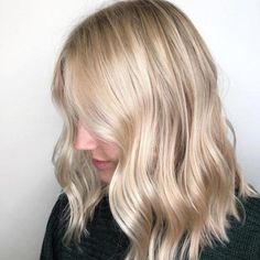 So werdet ihr Gelbstich im Haar los | Wella Professionals The Perfect Blonde, Beach Blonde Hair, Medium Blonde Hair, Blonde Ambition, Perfect Blonde, Hair Color Chart, Blonde With Pink, Blonde Tones