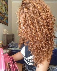 Long Natural Curly Hair, Dyed Curly Hair, Highlights Curly Hair, Edges Hair, Dyed Hair Inspiration, Colored Curly Hair, Long Curls, Curly Hair Inspiration