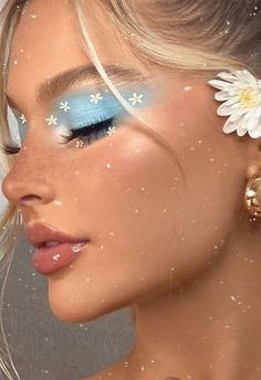 Blue Sky & Daisy Makeup Look Blue And White Makeup Ideas, Sky Eye Makeup, Flower Inspired Makeup Looks, Blue Face Makeup Looks, Fun Blue Eye Makeup, Creative Blue Makeup Looks, Blue Eyeshadow With Glitter, Light Blue And White Makeup Looks, Blue Eyeshadow White Eyeliner