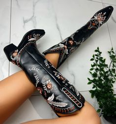 Ein eleganter Auftritt mit unseren Midnight Blossom Cowgirl Boots. Diese atemberaubenden schwarzen Stiefel zeichnen sich durch eine aufwendige Blumenstickerei in den Farben Weiß und Rost aus, die einen schönen Kontrast und ein raffiniertes Design schafft. Perfekt für besondere Anlässe und den Alltag, diese Stiefel bieten außergewöhnlichen Komfort und Haltbarkeit. Umarme die Mischung aus westlichem Charme und floraler Anmut mit den Midnight Blossom Cowgirl Boots. Grössen: US5 Ferse bis Spitze 22 Black Boots Fashion, Knee High Cowboy Boots, Black Cowboy Boots, Vintage Cowboy Boots, Black Cowboy, Boots Vintage, Boots Cowboy, Western Boots Women, Cowboy Boots Women