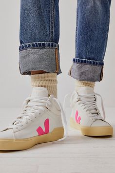 White Sari, Minimalist Sneakers, Shoes Boots Heels, Heels Sneakers, Veja Sneakers, Socks Sneakers, Mama Style, Sneakers Athletic, Boots Heels