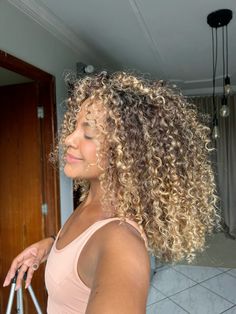 Blonde Hair For Black Women Natural, Haircolour Ideas For Curly Hair, Blond Highlights On Natural Hair, Honey Blonde Pintura Highlights Curly Hair, Blond Curly Balayage, A Lot Of Highlights In Brown Hair, Curly Hair With Blonde Balayage, Curly Brunette With Blonde Highlights, Golden Balayage Curly Hair