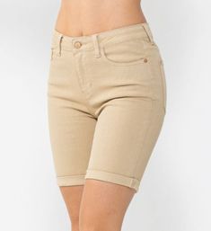 Ooh, a khaki Bermuda short?? That's not something you see every day... better grab it before it runs off into the sunset with someone else! MIDRISE GARMENT DYED CUFFED BERMUDA SHORTS COLOR: Khaki FABRIC: 93% Cotton / 6% Poly / 1% Spandex RISE: 10 1/4"INSEAM: 7 1/2" / 9 1/2" CUFFED / UNCUFFED Ashley wears a Medium. Khaki Shorts Outfit Women, Khaki Shorts Outfit, School Pants, Dr Wardrobe, School Shorts, Shorts Outfits Women, Bermuda Short, Freshman Year, Clothes Ideas