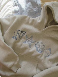 Dive into comfort with the Casual Seashell Hoodie, featuring a unique seashell and starfish design. Perfect for casual wear, this hoodie adds a touch of the sea to your everyday style. Crafted with a one-of-a-kind seashell and starfish design, this Hoodie offers comfort and effortless style for any occasion. Sport Sweater, Autumn Casual, Sports Sweatshirts, Pocket Top, Cute Fits, Printed Sweater, Sweater Coats, Casual Fall, Casual Fits