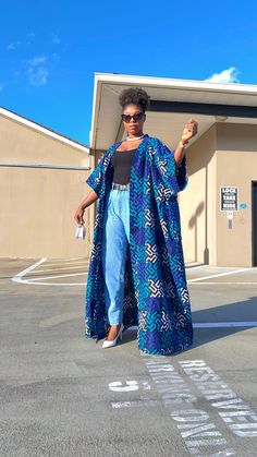 The VERSATILITY of this Kimono makes it a GREAT BUY. You can style it so many beautiful ways and suitable for all seasons depending on how you layer it.  📌 STYLING TIPS ✔️For summer, wear over a booty shorts and tube top. Accesorize with sandals, sun hat and jewelry.  ✔️For a formal look, wear over a body con gown/jumpsuit/a pants and collar shirt. Accesorize with a Fedora hat , high heels and jewelry.  ✔️For Fall/winter, wear over a long sleeve sweat shirt and pants. Accesorize with boots, sca Ankara Kimono Outfit, Blue Kimono Outfit, Kimono Plus Size, African Print Kimono, Ankara Kimono, Printed Kimono Jacket, Oversized Kimono, Kimono Outfits, Kimono Outfit