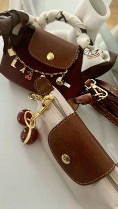 Longchamp Bag Accessories, Mini Longchamp Bag Aesthetic, Bags With Keychain Aesthetic, Longchamp Pouch Outfit, Long Champ Bag Mini, Longchamp Mini Pouch, It Girl Bags, Long Champ Mini Bag, Longchamp Mini Le Pliage Outfit