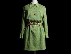 Vintage 1960/70 Short dress, long sleeves, scroll print, green and yellow colors Seamstress work Straight shirt dress, slightly flared and lined Long sleeves with buttoned cuffs Chest darts Front opening with ceramic buttons Fabric without composition label a blend that is not synthetic Printed color: 3 tones of green and 2 tones of yellow Good condition, without stains, a small hole in the lining, delivered washed; Measures chest measurement 37 in / 94 cm shoulder length 5.11 in / 13 cm handle Old Shirts, Long Shirt Dress, Long Sleeve Shirt Dress, Purple Dress, Cotton Dresses, Dress Clothes For Women, Beautiful Dresses, Short Dresses, Long Sleeve Blouse