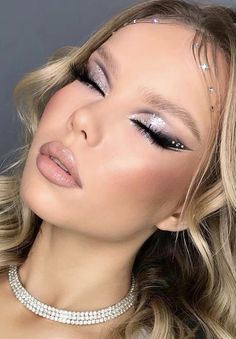 Rhinestone Hairstyle Euphoria, Silver Makeup Halloween, Eye Make Up With Rhinestones, Night Time Glam Makeup, Silver Eyeshadow With Rhinestones, New Year Eyeshadow, Make Up Con Strass, Glam Makeup With Rhinestones, New Years Eve Makeup Ideas Glitter