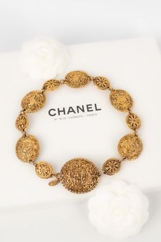 CHANEL - (Made in France) Collier court en métal doré datant des années 1980. Condition : Bon état Dimensions : Longueur : 41 cm Luxury Gold-tone Jewelry With Logo Lettering, Formal Yellow Gold Jewelry With Gold-tone Logo Lettering, Vintage Jewelry With Gold-tone Logo Plaque, Fendi Bags, Dior Bag, Made In, Wallet Case, Gucci Bag, Made In France