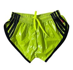 Discover our beautiful high-waisted PU nylon sprint shorts! With elastic for a perfect fit, a padded waist, stylish stripes and light weight, they are ideal for sport and leisure. The outer material is made of 90% polyamide and 10% PU for durability. Order now and experience comfort and style! Colour: Neon green with black stripes Sporty Striped Shorts For Sports, Spring Training Nylon Shorts, Trendy Stretch Nylon Shorts, Green Training Shorts For Summer, Yellow Nylon Sports Shorts, Green Training Shorts For Spring, Stretch Nylon Shorts For Streetwear, Green Running Shorts For Spring, Green Nylon Sportswear Shorts