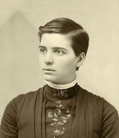 Victorian Women With Short Hair, Victorian Short Hair, Starcatcher Makeup, Victorian Hairstyles For Short Hair, Historic Hairstyles, 1890s Hair, Late 1800s Fashion, Fox Sisters