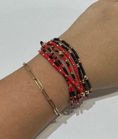 Bracelets great for Black & Red teams! Cheap Red Beaded Bracelets With Tiny Beads, Red And White Beaded Bracelet, Red Bracelet Ideas, Holiday Glam Outfits, Baseball Cap Summer, Holiday Outfits Christmas, Acrylic Bracelet, Red Bracelet, Holiday Glam