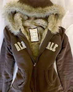 #2000s Cardigan Fall Outfit, Warm Hoodies, 00s Mode, The Cardigans, Fur Jackets, Collared Sweatshirt, Fur Coats