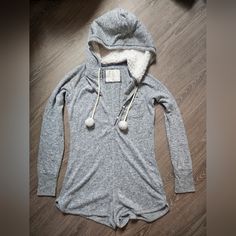 Size Small, In Excellent Condition. Winter Cotton Sleepwear For Lounging, Cozy Fit Sleepwear For Fall Sleepover, Super Soft Comfortable Winter Sleepwear, Comfortable Super Soft Winter Sleepwear, Casual Cotton Winter Sleepwear, Cozy Long Sleeve Winter Sleepwear, Super Soft Comfy Sleepwear With Cozy Fit, Super Soft Winter Sleepwear, Super Soft Long Sleeve Sleepwear For Winter