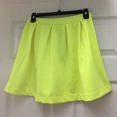 Cute Mini Skirt, Never Worn It. Griffin Family, Cute Mini Skirt, Family Reunion, Mini Skirt, Womens Skirt, Mini Skirts, Womens Sizes, Skirt, Yellow