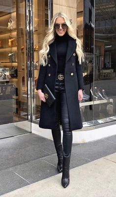 Gucci Belt Outfit, Ținute Business Casual, Elegantes Outfit Damen, Leather Leggings Outfit, Chique Outfit, Casual Chic Outfits, Walking Down The Street, Fashion Blogger Outfit, Outfit Chic