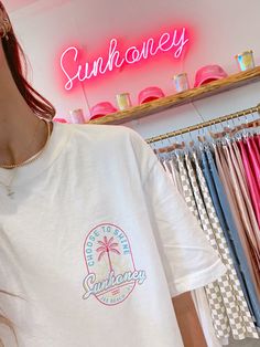 *BEST SELLER* Our *EXCLUSIVE* "Sunhoney Choose To Shine Palm Tee" sold out at our grand opening within the first hour & it's now available for preorder!! This tee is a custom Sunhoney design on a Comfort Colors white tee. This tee features 100% Cotton, super soft material, classic crew neckline and relaxed fit. Style this tee with leggings, shorts or swim for the cutest beach look! Product is made to order: available for pick up/ships in 2-4 business days Content: 100% Cotton Fit: TTS Model wear Palm Beach Clothing Style, Beach Style Outfit, Choose To Shine, Cute Summer Shirts, Leggings Shorts, Choose Happy, Trendy Tee, Beach Look, White Tee