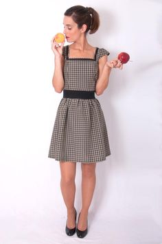 Plaid dress, waist cut with shirred skirt, short sleeves and squared neckline. Invisible side zipper clousure. Dress length: 91cm. *Belt not includedSizes guide:S: Bust 84-88 - Waist 66-70cm - Hip 90-94cmM: Bust 88-92 - Waist 70-74cm - Hip 94-98cmL: Bust 92-96 - Waist 74-78cm - Hip 98-102If you have any doubt when choosing your size, just email us at floren@dresses2kill.com. Short Sleeve Dress With Smocked Back And Fitted Waist, Black Short Sleeve Smocked Dress, Black Fitted Smocked Dress, Black Fitted Smocked Dress With Short Sleeves, Fitted Smocked Dress With Short Sleeves, Fitted Mini Dress With Smocked Bodice And Short Sleeves, Fitted Mini Dress With Cap Sleeves And Ruffles, Black Smocked Dress With Square Neck, Shirred Skirt