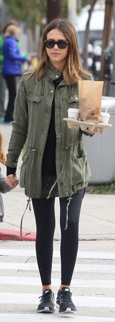 Who made Jessica Alba's green jacket and black sneakers? Fall Running, Errands Outfit, Look Boho Chic, Sneakers Street Style, Army Jacket, Outfit Black, Outfit Fall