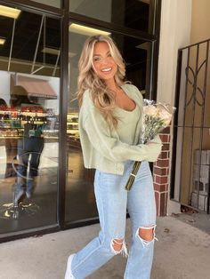 Sporty Chic, How To Pose, Fall Fashion Outfits, Mom Outfits, Spring Summer Outfits, Outfits Casuales, Cute Casual Outfits, Ripped Jeans