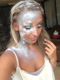 Snowflake makeup design by Tamara Abeska, Sydney Snowflake Costume, Snowflake Makeup, Halloween Makeup Diy Easy, Carnaval Diy, Karneval Diy, Make Up Diy, Meme Costume, Halloween Makeup Diy, Brunette Balayage