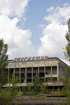 an abandoned building with graffiti on the roof