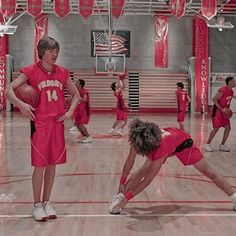 the basketball players are practicing their moves on the court