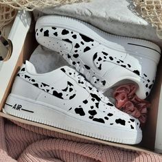 Trendy White Custom Sneakers With Speckled Midsole, Παπούτσια Nike Free, Boty Nike, Cow Spots, Western Shoes, Air Force 1s, Preppy Shoes, Unique Sneakers, Air Force 1 Custom