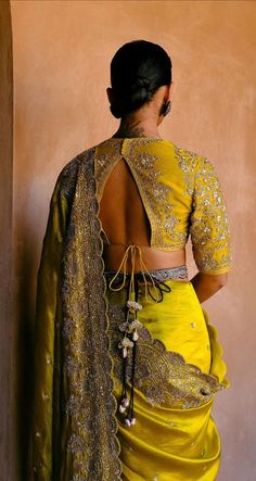 Bengali Blouse Designs, Printed Blouse Designs For Saree, Heavy Blouse Designs, Jayanthi Reddy, Gold Blouse Designs, Wedding Wear Pakistani, Long Tunic Dress, Latest Model Blouse Designs