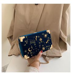 Brand Name: AILURUS FULGENS PARKShape: BoxPlace Of Origin: ZHE JIANG ?ProvinceHandbags Type: Shoulder BagsTypes of bags: Shoulder Crossbody BagsOrigin: CN(Origin)Main Material: VELOURClosure Type: HaspHardness: HARDExterior: Solid BagStyle: FashionModel Number: W20112601Lining Material: PolyesterOccasion: VersatileGender: WOMENPattern Type: SolidNumber of Handles/Straps: SingleInterior: Interior Slot PocketDecoration: EmbroideryDecoration: ChainsItem Type: HandbagsSize: 19cmX12cmX5cm Badge Box, Boxy Bags, Suede Purse, Party Clutch, Crossbody Messenger Bag, Black Chain, Velvet Bag, Types Of Bag, Small Handbags