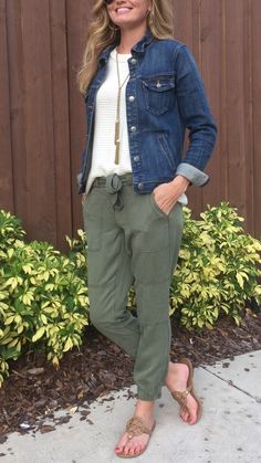 Adrette Outfits, Jogger Pants Outfit, Mode Casual, Green Pants, Casual Work Outfits, Fashion Over 50, Looks Style, Work Casual, Outfits Casuales