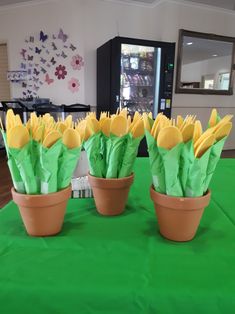 Tulip Cutlery/Table setting. Yellow Cutlery wrapped up in a green napkin = Floral style cutlery. Sunflower Party Food, Sunflower Themed Food, Sunflower Party Ideas, Sunflower Birthday Party Decoration, Sunflower Party Theme, Sunflower Party Themes, Harvest Birthday Party, Sunflower Birthday Party, Sunflower Party