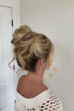 wedding updo, bridal hairstyles, enchanting hairstyles Updo Bun Bridesmaid, Bun Hairstyles Homecoming, Soft Messy Updo, Bridal Shower Hair Updo, High Bridal Hair, Updo Face Framing Pieces, Bridal Updo Face Framing, High Buns For Wedding, Updo With Pieces Hanging