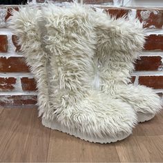 Step Into Comfort And Style With These Ugg Fluff Momma Sugar White Faux Fur Boots. The Closed Toe And Low Heel Height Make Them Perfect For Everyday Wear While The Zipper Closure Adds A Touch Of Accent. These Slipper Boots Are Made With A 35mm Tencel Lyocell Plush Upper, Providing A Soft And Cozy Feel. The Ugg Fluff Momma Boots Are Available In Us Size 9, Eu Size 40, And Uk Size 7. Their Slide Style And Australia Theme Make Them A Perfect Addition To Any Casual Outfit. Whether You're Running Err White Plush Lined Winter Boots, White Boots With Plush Lining For Winter, White Winter Boots With Plush Lining, White Plush-lined Boots For Winter, White Boots With Faux Fur Lining For Fall, White Faux Fur Lined Boots For Fall, White Faux Fur Boots With Round Toe, White Faux Fur Trimmed Boots, White Boots With Faux Fur Lining