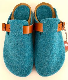 Wool felt clogs. Anatomical clogs made with wool felt and recycled rubber sole. With adjustable leather strap and buckle closure. In different colors. Comfortable clogs to wear all day at home or outdoors, thanks to the internal structure of the foot anatomy. https://www.nomadaatelier.com/es/tienda/mujer/zuecos-feltro-mujer/ SIZES/SIZES 36(EU) 3'5(UK) 6(US) 23cm 37(EU) 4(UK) 6'5(US) 23'5cm 38(EU) 5(UK) 7'5(US) 24'5cm 39(EU) 6(UK) 8'5(US) 25'5cm 40(EU) 6'5(UK) 9(US) 26cm 41(EU) 7'5(UK) 10(US) 27c Comfortable Felt Clogs With Closed Toe, Comfortable Closed Toe Felt Clogs, Casual Wool Clogs For Winter, Comfortable Wool Closed Toe Clogs, Felt Clogs With Rubber Sole And Round Toe, Wool Clogs With Cushioned Footbed And Round Toe, Comfortable Felt Clogs With Round Toe, Wool Clogs With Rubber Sole And Round Toe, Wool Clogs With Round Toe For Winter