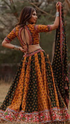 Chaniya Pattern, Garba Dresses, Dandiya Dress, Choli Blouse Design, Garba Outfit, Garba Dress, Black Lehenga, Indian Outfits Lehenga, Backless Blouse Designs