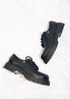 These 90s vintage shoes from 9&co. are deadstock platform grunge boots that'll make you feel like you're stompin' through a Nirvana concert. Features: - tie closure - 100% leather - lined Every item we manage is cleaned and, when necessary, repaired, ensuring it arrives to you in top condition. Size: EU 36 Other size info: Labelled size: 5 Measurements:  inner foot length: 23 cm / 9.0" heel height: 3 cm / 1.2" platform: 2 cm / 0.8" width (at the widest): 10 cm / 3.9" Fabric: leather 100% Grunge Lace-up Chunky Platform Boots, Grunge Style Lace-up Chunky Platform Boots, Grunge Style Chunky Lace-up Platform Boots, Alternative Style Boots With Chunky Platform, Alternative Style Boots With Chunky Platform And Round Toe, Alternative Style Chunky Platform Boots With Round Toe, Grunge Platform Boots With Round Toe, Alternative Platform Boots With Lug Sole And Round Toe, Alternative Round Toe Platform Boots With Lug Sole