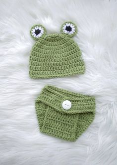 This adorable crochet frog hat and matching diaper cover comes in 0-3 month size only. Item is made to order from a smoke free, pet friendly home and is machine washable with like colors. Made with soft sage green acrylic yarn. Makes a great photo prop for newborn pictures and/or a unique baby shower gift!*Button color may vary. Frog Themed Baby Shower Ideas, Crochet Frog Hat, Frog Baby Showers, Pattern Design Ideas, Rain Frog, Frog Hat, Baby Frog, Crochet Neck Warmer, Shower Diy