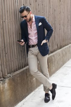 Classic look for men, never goes out of style! Every man should have a Navy Jacket and Khaki pants. Business Casuals, Summer Business Attire, Costume Beige, Mens Wardrobe Essentials, Mens Business Casual Outfits, Shoes Business, White Jeans Men, Wedding Outfit Men