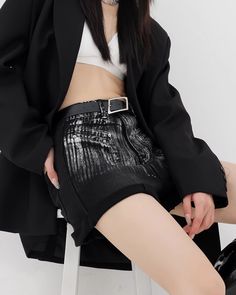 These shorts are sturdy and thick, with a beautiful silhouette that makes you look tall.

The roll-up design is the key to styling.

It has a basic look that can be used both on and off.
◾️Model
Height/Weight：166cm(65.3in)/44kg(97.0lb)
Fitting Size：S



Cm(inches)
Length
Waist
Hip


S
33.5(13.1)
64(25.2)
100(39.3)


M
35.5(13.9)
68(26.7)
104(40.9)


L
37.5(14.7)
72(28.3)
108(42.5)


XL
39.5(15.5)
76(29.9)
112(44) Edgy Jean Shorts With Belt Loops, Punk Style Shorts With Belt Loops, Punk High Waist Shorts For Spring, Punk High-waisted Shorts For Spring, Trendy Streetwear Shorts With Belt Loops, Punk Style High Waist Shorts For Spring, High Waist Punk Shorts For Spring, Trendy Belt Loops Shorts For Streetwear, Edgy Fall Shorts With Belt Loops