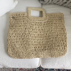 Straw Bag Brand New And Lined Beige Square Bag For Vacation, Square Beige Vacation Bag, Casual Natural Straw Bag With Detachable Handle, Casual Beach Crochet Bag With Detachable Handle, Casual Crochet Beach Bag With Detachable Handle, Trendy Square Satchel For Beach, Summer Bags With Detachable Handle In Natural Color, Summer Bag With Detachable Handle In Natural Color, Summer Bags With Detachable Handle And Rectangular Shape